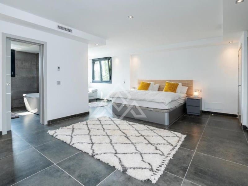 6 slaapkamer Villa te koop in Nueva Andalucia met zwembad garage - € 4.637.000 (Ref: 10166598)