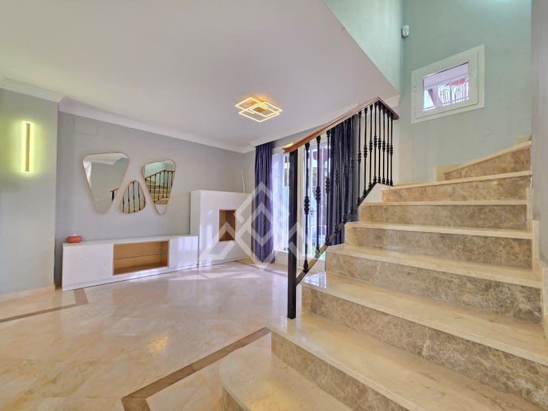 2 sypialnia Dom na sprzedaż w Nueva Andalucia z basenem garażem - 650 000 € (Ref: 10182968)