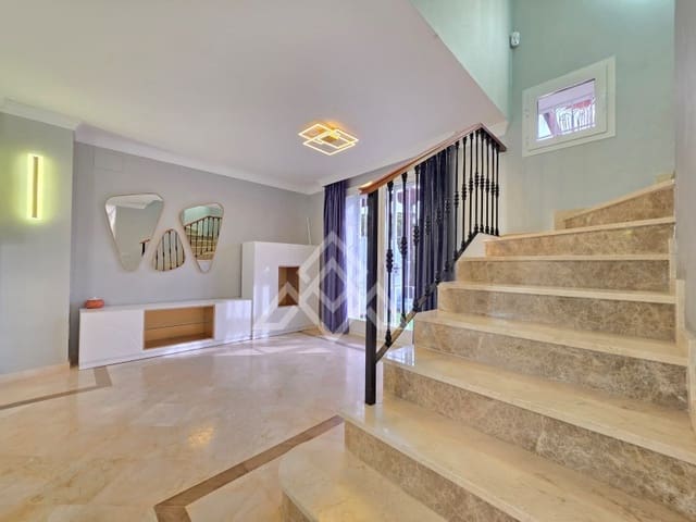 2 sypialnia Dom na sprzedaż w Nueva Andalucia, Marbella z basenem garażem - 650 000 € (Ref: 10182968)