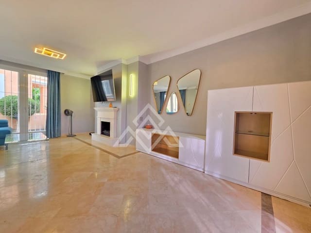 2 sypialnia Dom na sprzedaż w Nueva Andalucia, Marbella z basenem garażem - 650 000 € (Ref: 10182968)