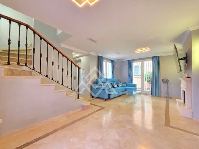 2 sypialnia Dom na sprzedaż w Nueva Andalucia, Marbella z basenem garażem - 650 000 € (Ref: 10182968)