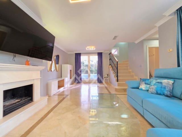 2 sypialnia Dom na sprzedaż w Nueva Andalucia, Marbella z basenem garażem - 650 000 € (Ref: 10182968)