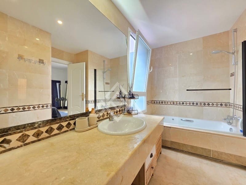 2 sypialnia Dom na sprzedaż w Nueva Andalucia z basenem garażem - 650 000 € (Ref: 10182968)