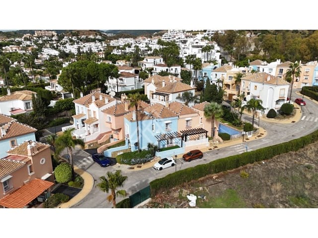 2 sypialnia Dom na sprzedaż w Nueva Andalucia, Marbella z basenem garażem - 650 000 € (Ref: 10182968)