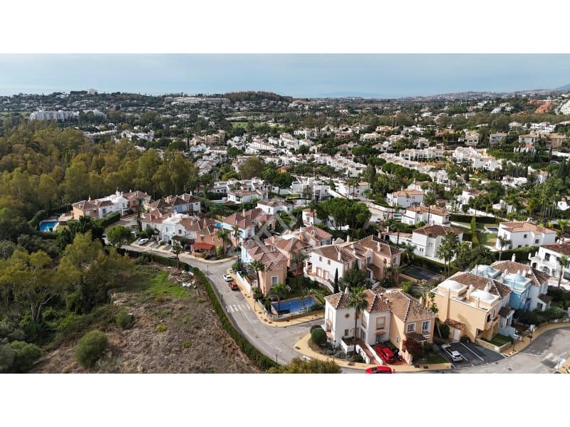 2 sypialnia Dom na sprzedaż w Nueva Andalucia z basenem garażem - 650 000 € (Ref: 10182968)