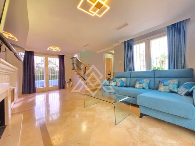 2 sypialnia Dom na sprzedaż w Nueva Andalucia, Marbella z basenem garażem - 650 000 € (Ref: 10182968)