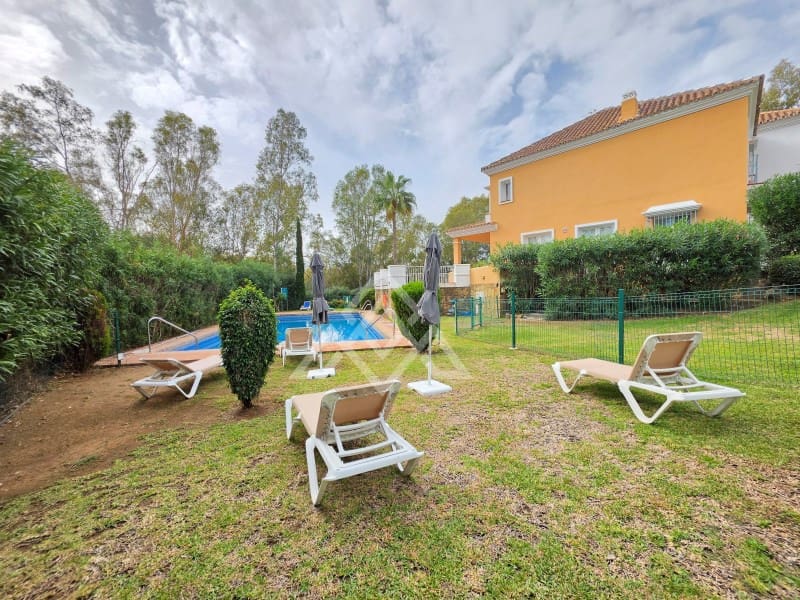 2 sypialnia Dom na sprzedaż w Nueva Andalucia z basenem garażem - 650 000 € (Ref: 10182968)