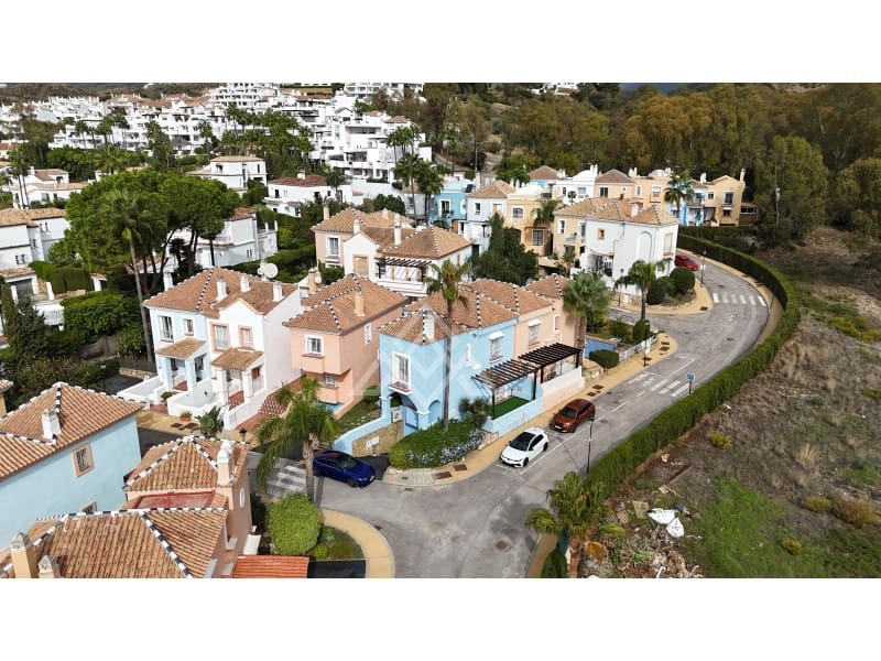 2 sypialnia Dom na sprzedaż w Nueva Andalucia z basenem garażem - 650 000 € (Ref: 10182968)