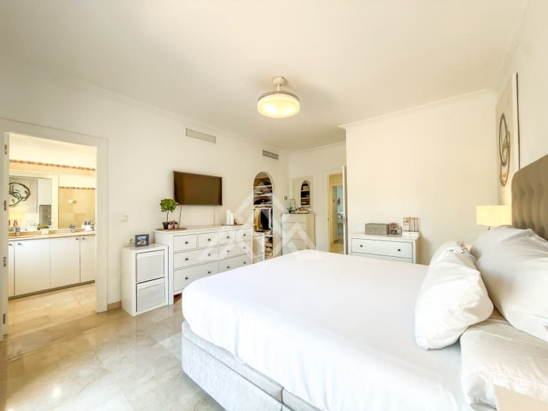 3 soverom Hus til salgs i Golden Mile med svømmebasseng garasje - € 795 000 (Ref: 10184671)