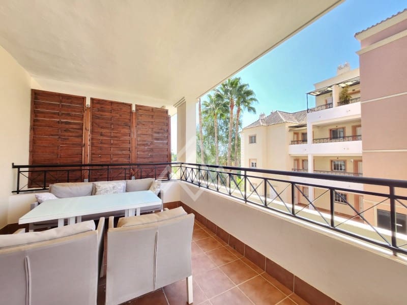 2 soveværelse Lejlighed til salg i Aloha Golf med swimmingpool - € 400.000 (Ref: 8799763)