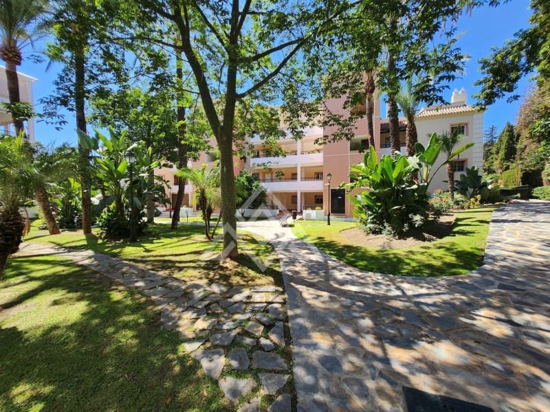 2 soveværelse Lejlighed til salg i Aloha Golf med swimmingpool - € 400.000 (Ref: 8799763)