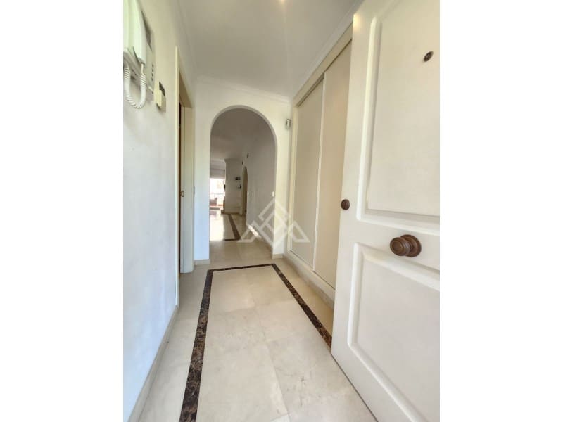 2 soveværelse Lejlighed til salg i Aloha Golf med swimmingpool - € 400.000 (Ref: 8799763)