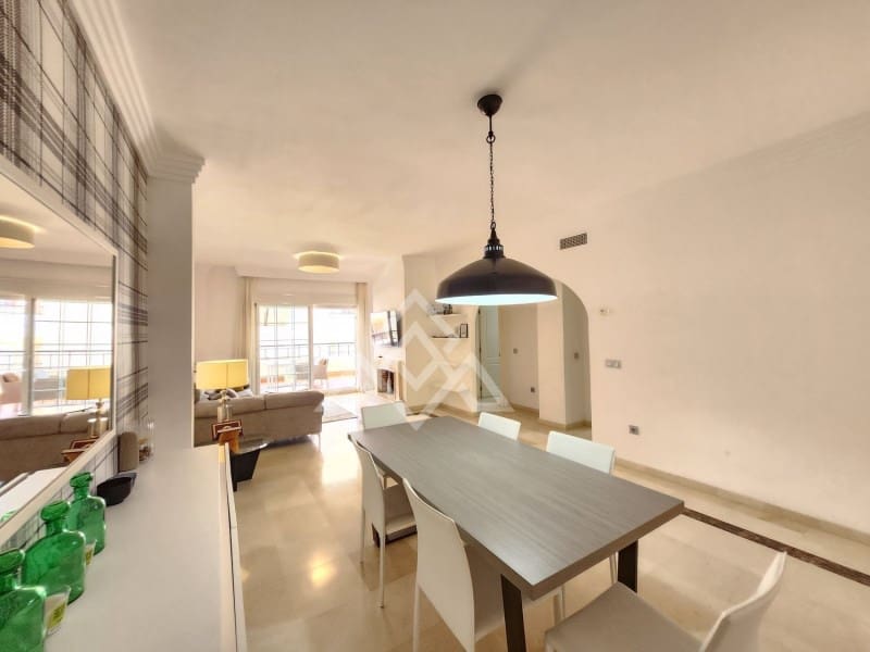 2 soveværelse Lejlighed til salg i Aloha Golf med swimmingpool - € 400.000 (Ref: 8799763)