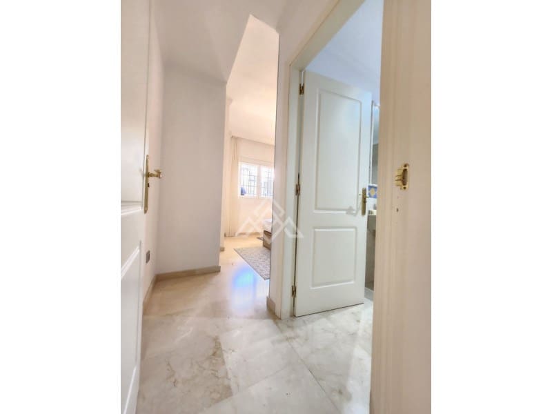 2 soveværelse Lejlighed til salg i Aloha Golf med swimmingpool - € 400.000 (Ref: 8799763)