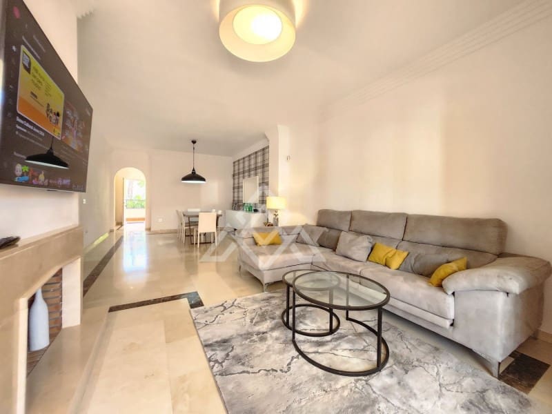 2 soveværelse Lejlighed til salg i Aloha Golf med swimmingpool - € 400.000 (Ref: 8799763)