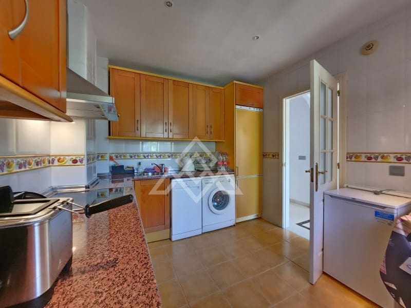 2 soveværelse Lejlighed til salg i Aloha Golf med swimmingpool - € 400.000 (Ref: 8799763)