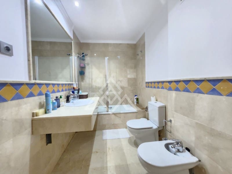 2 soveværelse Lejlighed til salg i Aloha Golf med swimmingpool - € 400.000 (Ref: 8799763)