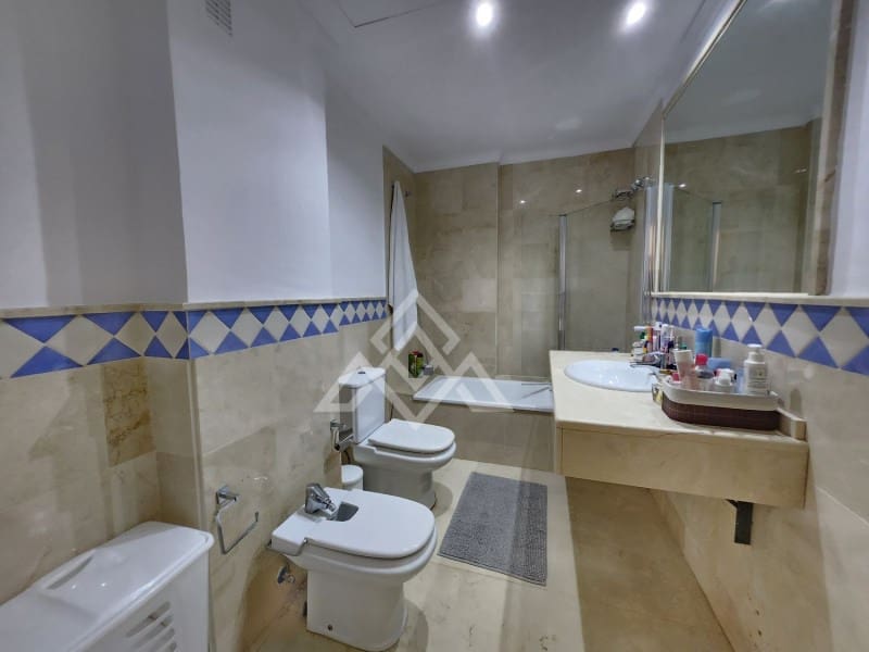 2 soveværelse Lejlighed til salg i Aloha Golf med swimmingpool - € 400.000 (Ref: 8799763)