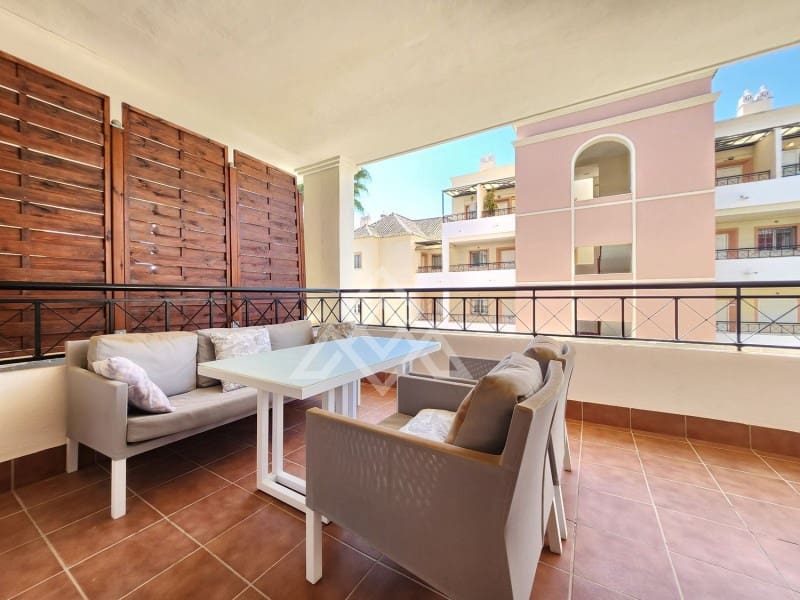 2 soveværelse Lejlighed til salg i Aloha Golf med swimmingpool - € 400.000 (Ref: 8799763)