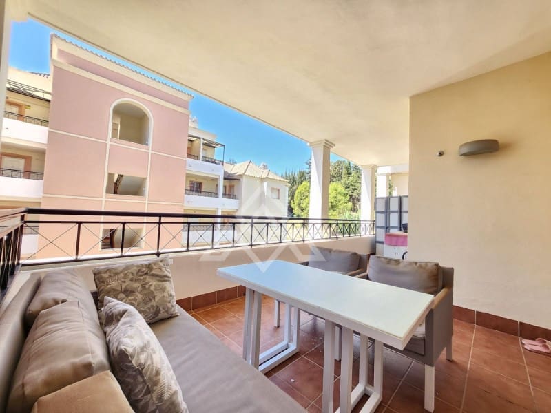 2 soveværelse Lejlighed til salg i Aloha Golf med swimmingpool - € 400.000 (Ref: 8799763)