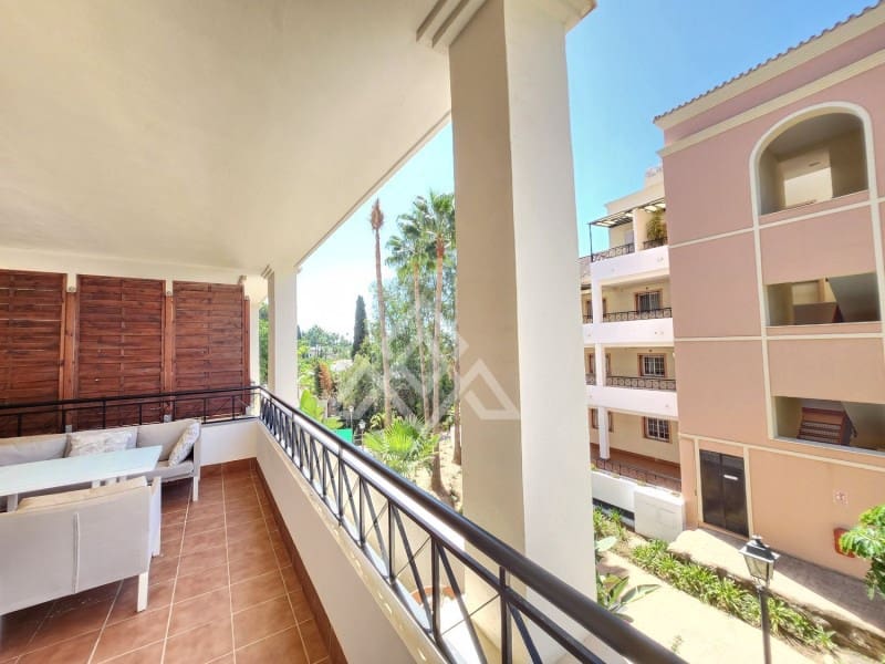 2 soveværelse Lejlighed til salg i Aloha Golf med swimmingpool - € 400.000 (Ref: 8799763)