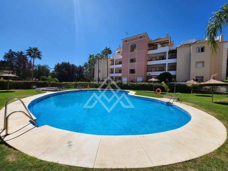 2 soveværelse Lejlighed til salg i Aloha Golf med swimmingpool - € 400.000 (Ref: 8799763)