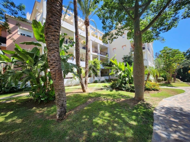 2 soveværelse Lejlighed til salg i Aloha Golf med swimmingpool - € 400.000 (Ref: 8799763)