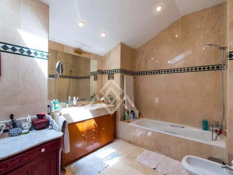 4 chambre Penthouse à vendre à Marbella avec piscine garage - 2 490 000 € (Ref: 8799776)