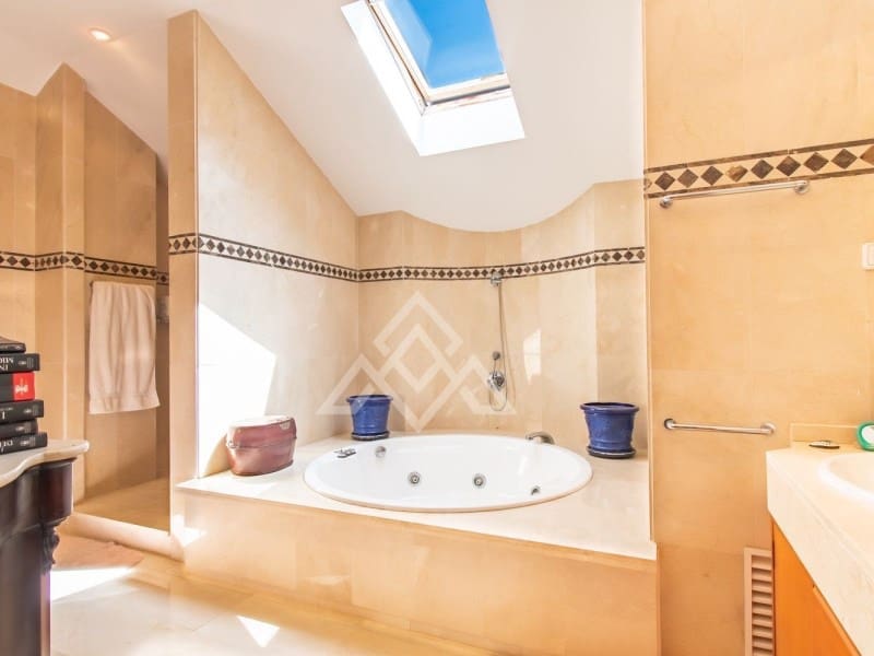 4 chambre Penthouse à vendre à Marbella avec piscine garage - 2 490 000 € (Ref: 8799776)