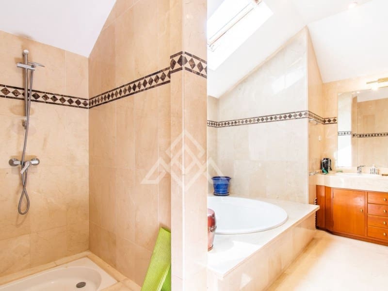 4 chambre Penthouse à vendre à Marbella avec piscine garage - 2 490 000 € (Ref: 8799776)