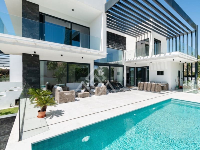 6 soveværelse Villa til salg i Marbesa med swimmingpool - € 3.700.000 (Ref: 8799819)