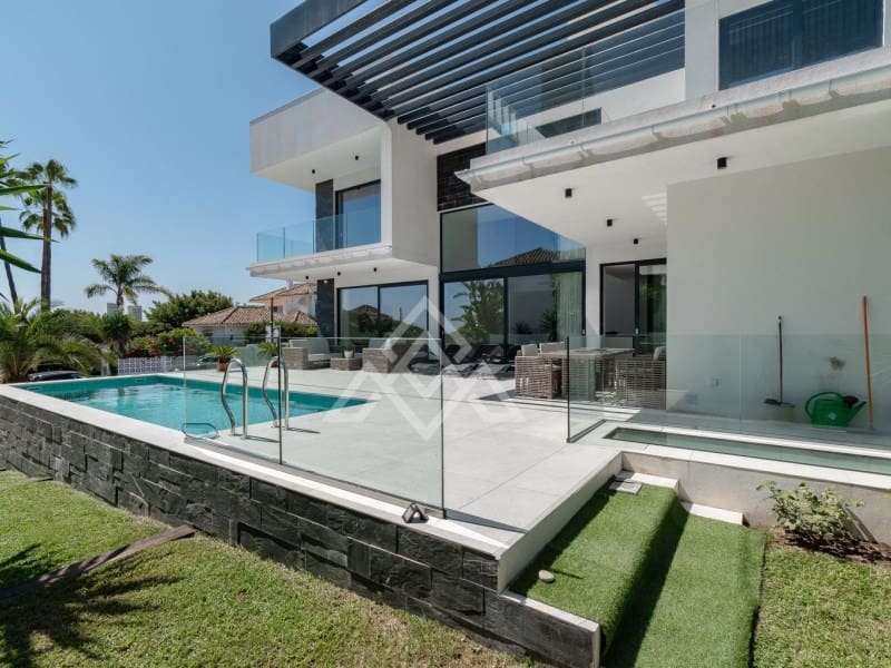 6 soveværelse Villa til salg i Marbesa med swimmingpool - € 3.700.000 (Ref: 8799819)