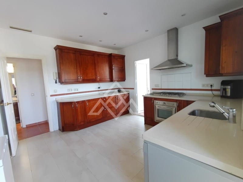 5 slaapkamer Villa te koop in Sotogrande met zwembad - € 980.000 (Ref: 8799825)