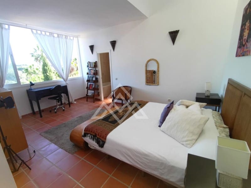 5 slaapkamer Villa te koop in Sotogrande met zwembad - € 980.000 (Ref: 8799825)