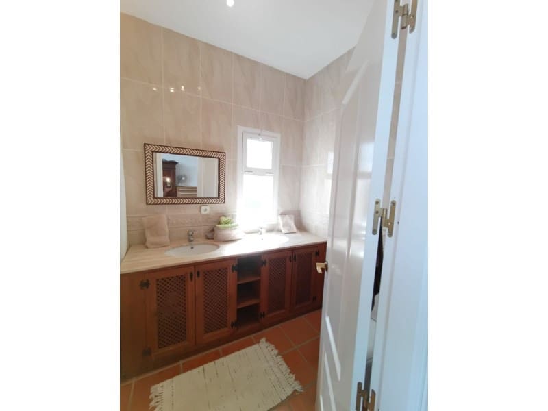 5 slaapkamer Villa te koop in Sotogrande met zwembad - € 980.000 (Ref: 8799825)