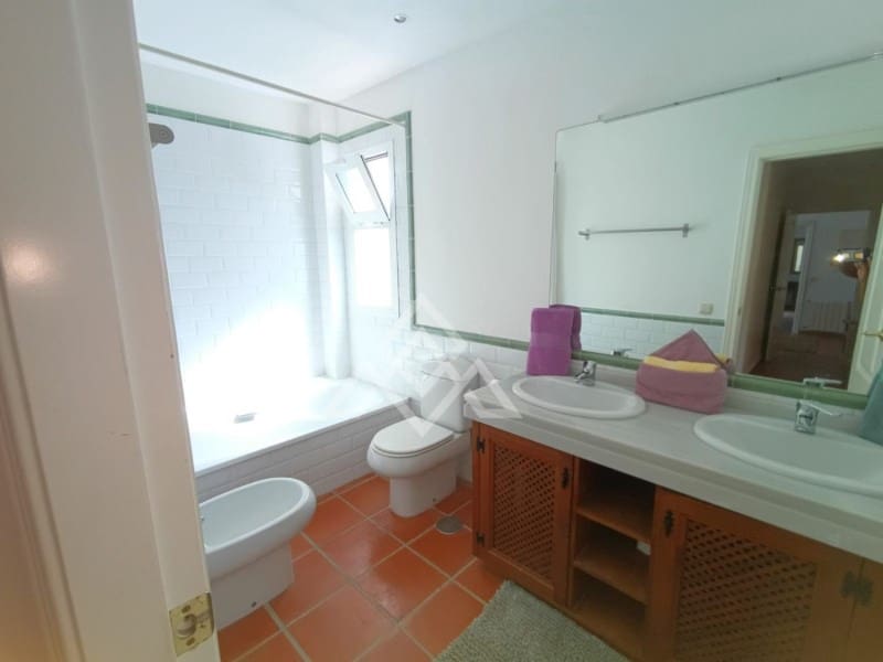 5 slaapkamer Villa te koop in Sotogrande met zwembad - € 980.000 (Ref: 8799825)