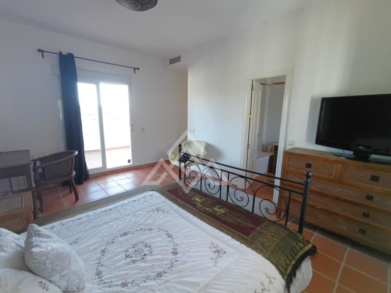 5 slaapkamer Villa te koop in Sotogrande met zwembad - € 980.000 (Ref: 8799825)