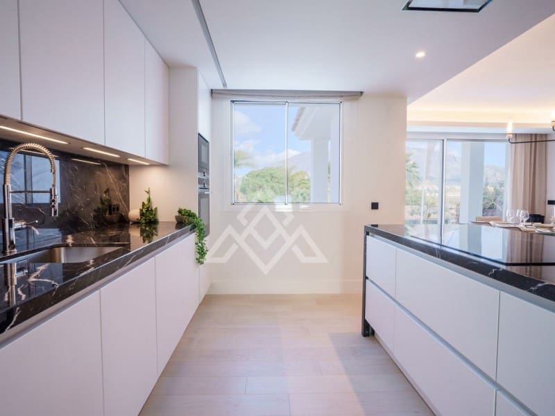 5 sypialnia Willa na sprzedaż w Nueva Andalucia z basenem - 2 950 000 € (Ref: 8799835)