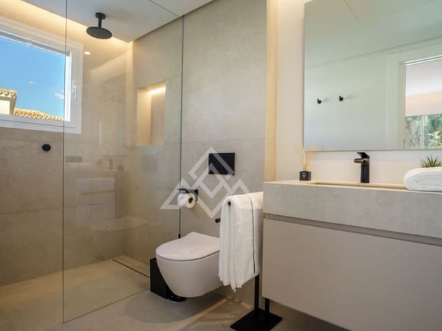 5 sypialnia Willa na sprzedaż w Las Brisas, Marbella z basenem - 2 950 000 € (Ref: 8799835)