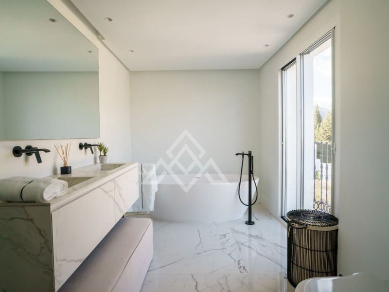 5 sypialnia Willa na sprzedaż w Nueva Andalucia z basenem - 2 950 000 € (Ref: 8799835)