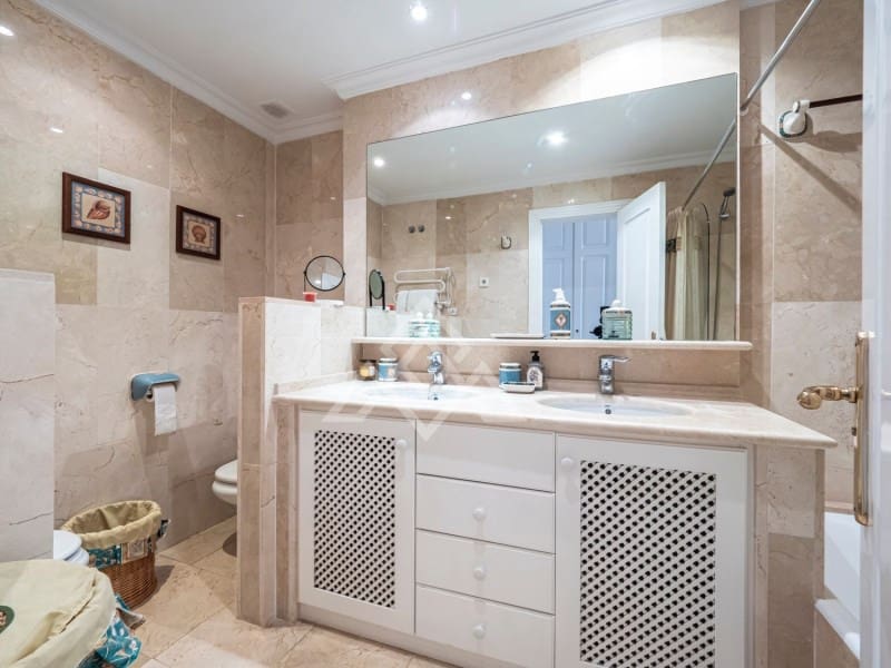 2 soveværelse Lejlighed til salg i Nueva Andalucia med swimmingpool - € 1.575.000 (Ref: 8799839)