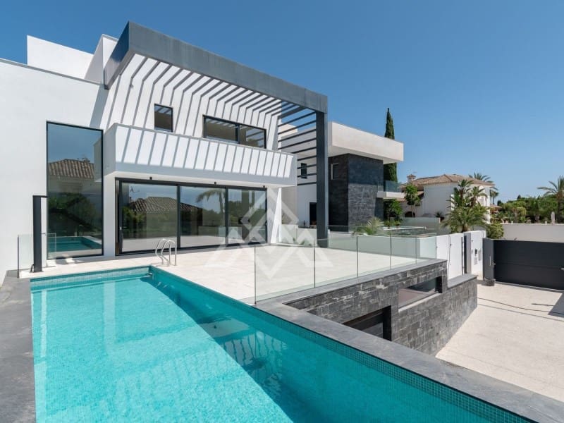 6 soveværelse Villa til salg i Marbesa med swimmingpool - € 3.600.000 (Ref: 8799842)