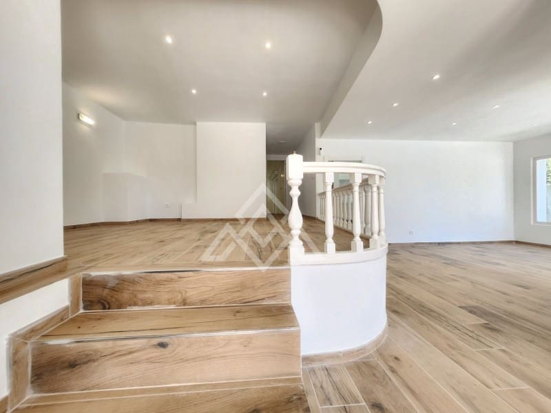 5 soveværelse Villa til salg i Mijas Costa med swimmingpool - € 945.000 (Ref: 8799843)