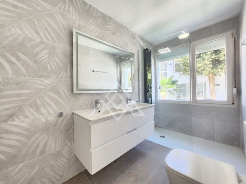 5 soveværelse Villa til salg i Mijas Costa med swimmingpool - € 945.000 (Ref: 8799843)