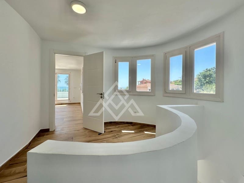 5 soveværelse Villa til salg i Mijas Costa med swimmingpool - € 945.000 (Ref: 8799843)