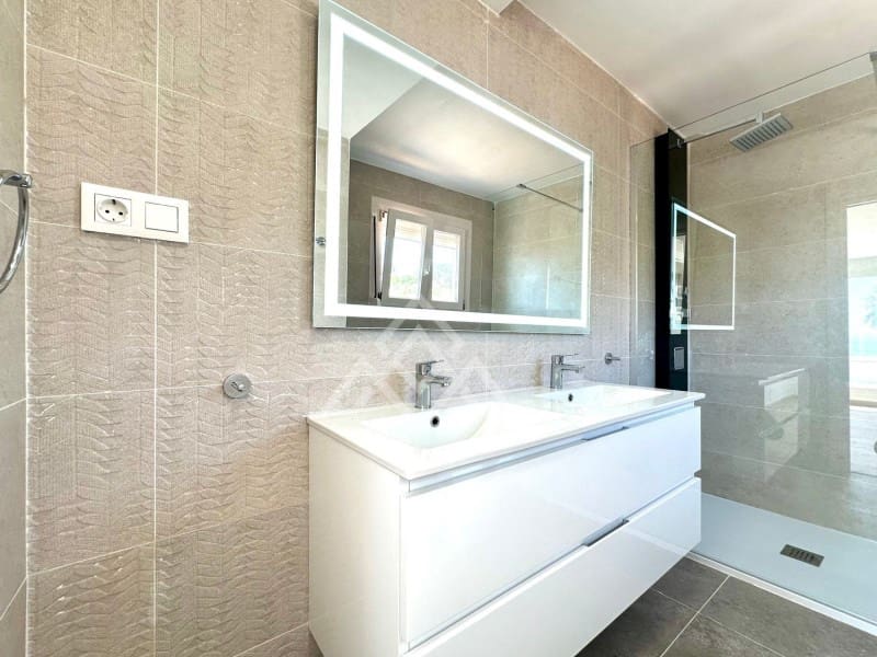 5 soveværelse Villa til salg i Mijas Costa med swimmingpool - € 945.000 (Ref: 8799843)