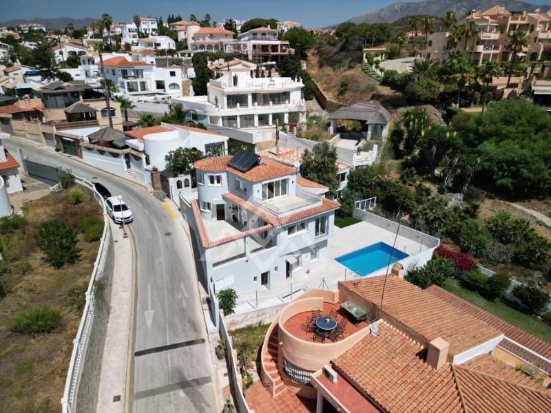 5 soveværelse Villa til salg i Mijas Costa med swimmingpool - € 945.000 (Ref: 8799843)