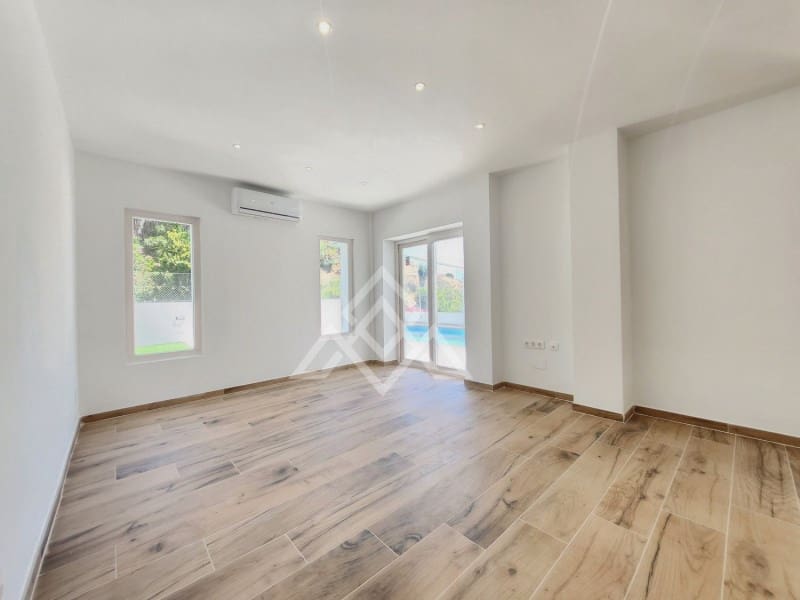 5 soveværelse Villa til salg i Mijas Costa med swimmingpool - € 945.000 (Ref: 8799843)