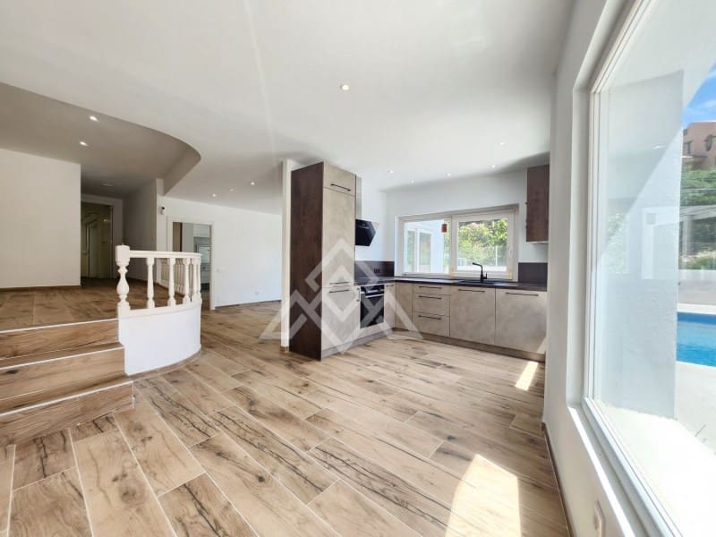 5 soveværelse Villa til salg i Mijas Costa med swimmingpool - € 945.000 (Ref: 8799843)