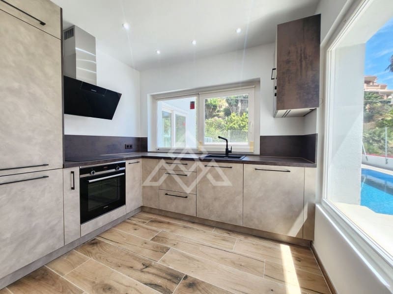 5 soveværelse Villa til salg i Mijas Costa med swimmingpool - € 945.000 (Ref: 8799843)